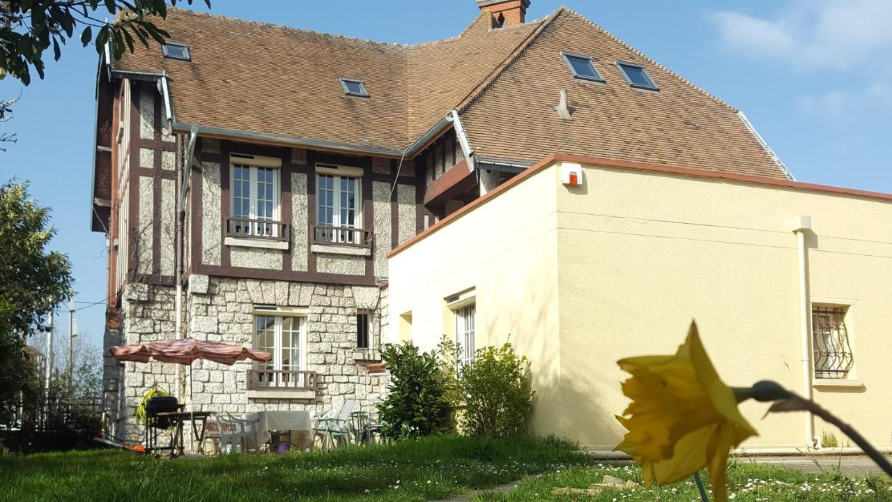 Apakabar Homestay, 6 Personnes, Proche Gare Melun, Parking Prive *