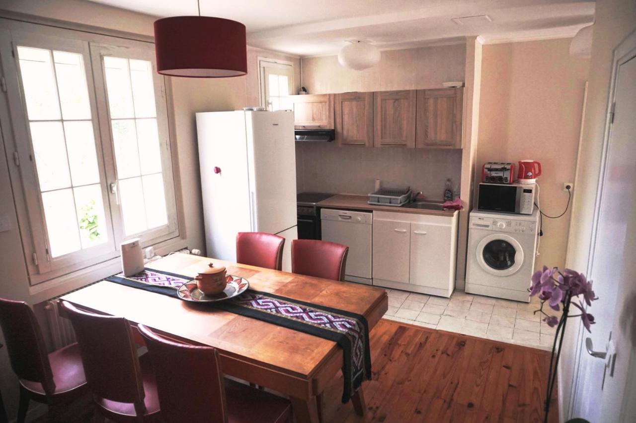 Apakabar Homestay, 6 Personnes, Proche Gare Melun, Parking Prive *