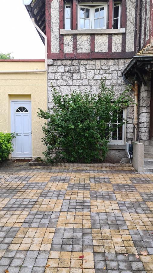 Apakabar Homestay, 6 Personnes, Proche Gare Melun, Parking Prive *